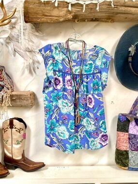 Beautiful ruffled sleeves boho floral blouse w shabby chic resort vacay vibe